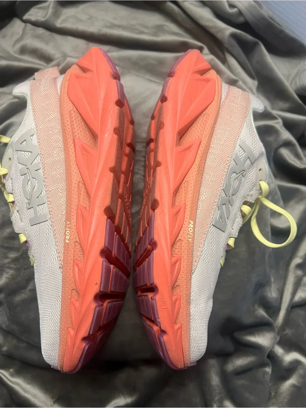 Hoka One One Elevon unisex nude/ Pink & Yellow Accents 8.5W. 7.5M